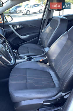 Универсал Opel Astra 2012 в 