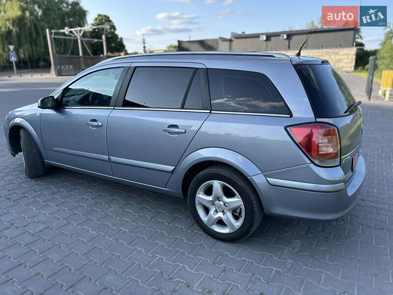 Универсал Opel Astra 2005 в Золочеве