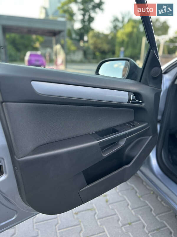 Универсал Opel Astra 2005 в Золочеве