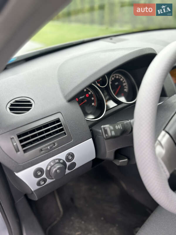 Универсал Opel Astra 2005 в Золочеве
