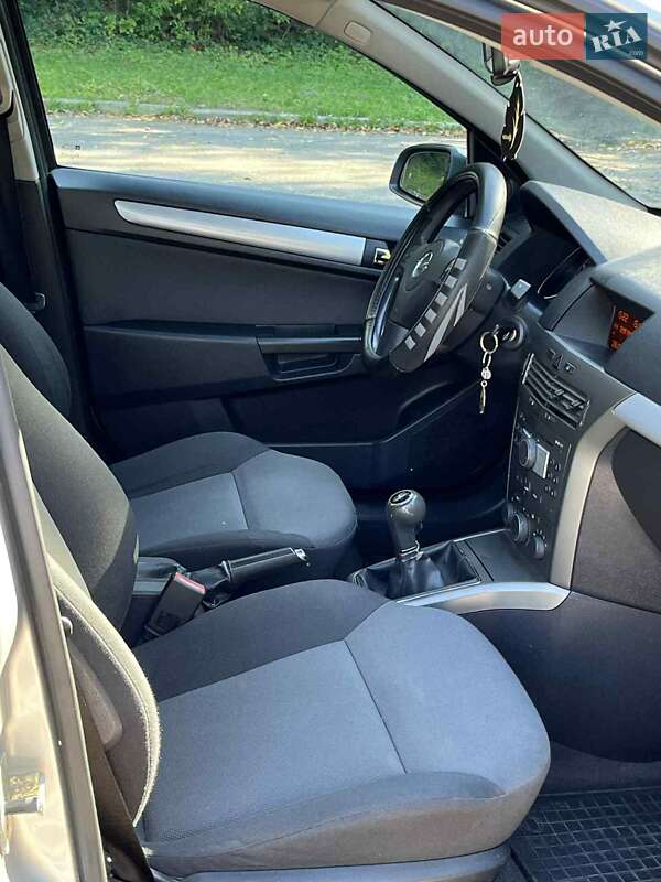 Универсал Opel Astra 2006 в Рава-Русской