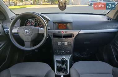 Хэтчбек Opel Astra 2005 в 