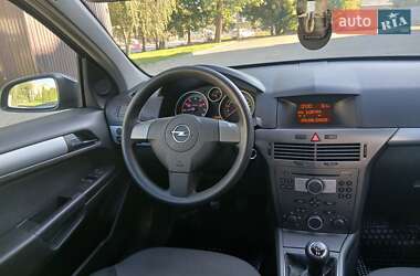 Хэтчбек Opel Astra 2005 в 