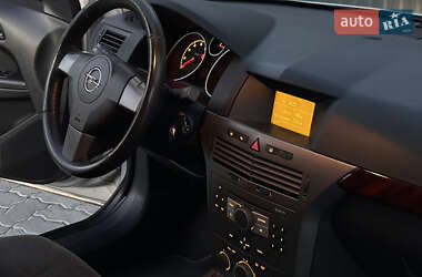 Хэтчбек Opel Astra 2005 в 