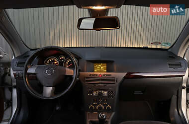 Хэтчбек Opel Astra 2005 в 