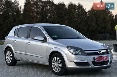 Хэтчбек Opel Astra 2005 в 