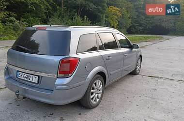 Универсал Opel Astra 2004 в Остроге