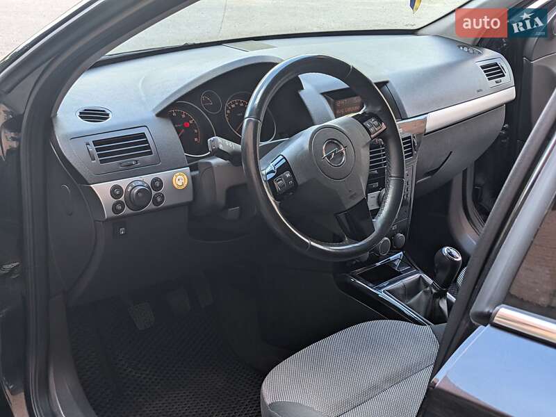 Универсал Opel Astra 2010 в Полтаве