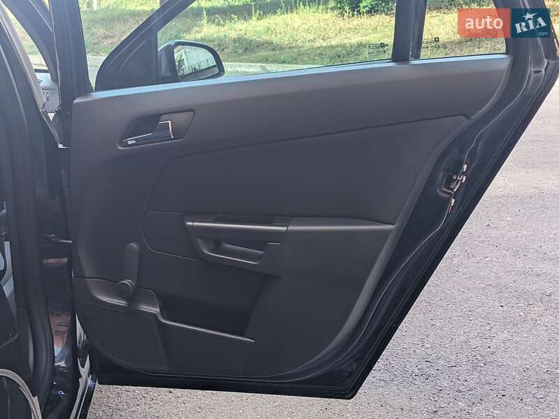 Универсал Opel Astra 2010 в Полтаве