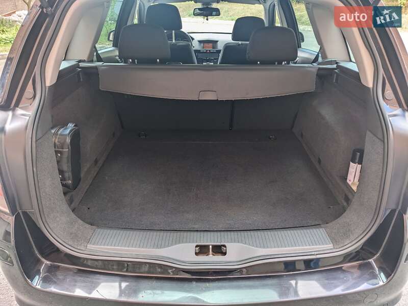 Универсал Opel Astra 2010 в Полтаве