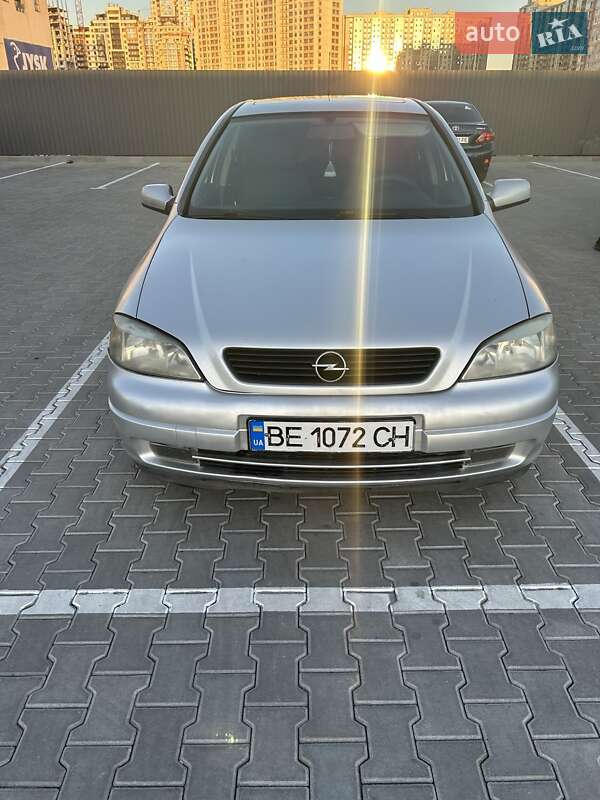 Хэтчбек Opel Astra 2002 в 