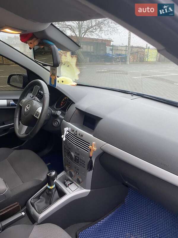 Седан Opel Astra 2009 в Ромнах