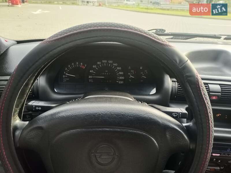 Хэтчбек Opel Astra 1995 в Лубнах