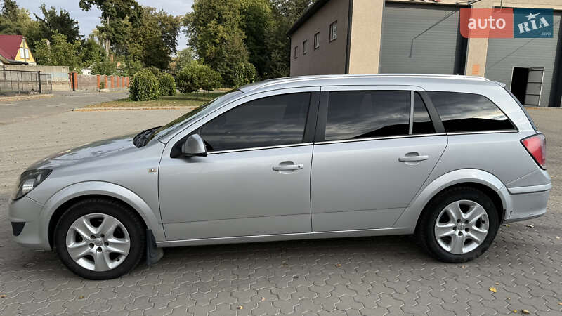 Универсал Opel Astra 2011 в Жашкове