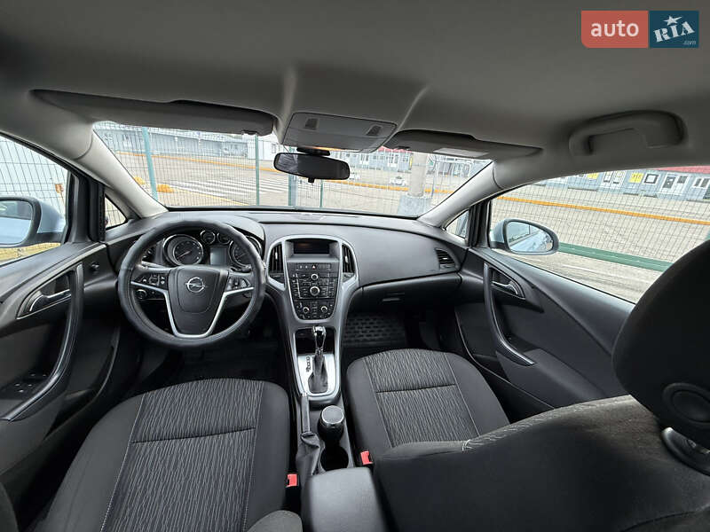 Седан Opel Astra 2017 в Киеве