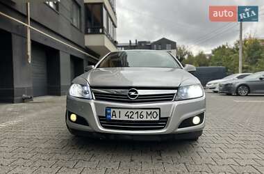 Хэтчбек Opel Astra 2012 в 