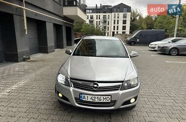 Хэтчбек Opel Astra 2012 в 