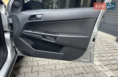 Хэтчбек Opel Astra 2012 в 