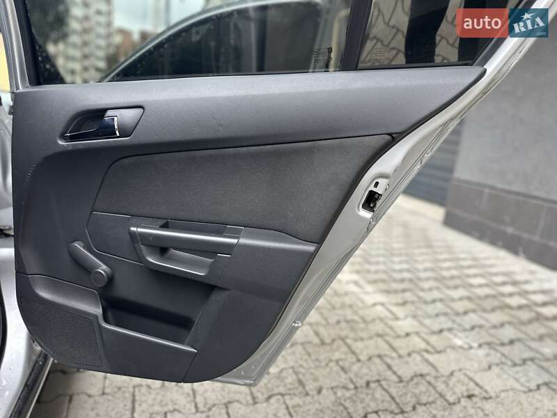 Хэтчбек Opel Astra 2012 в Тернополе