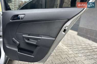 Хэтчбек Opel Astra 2012 в 