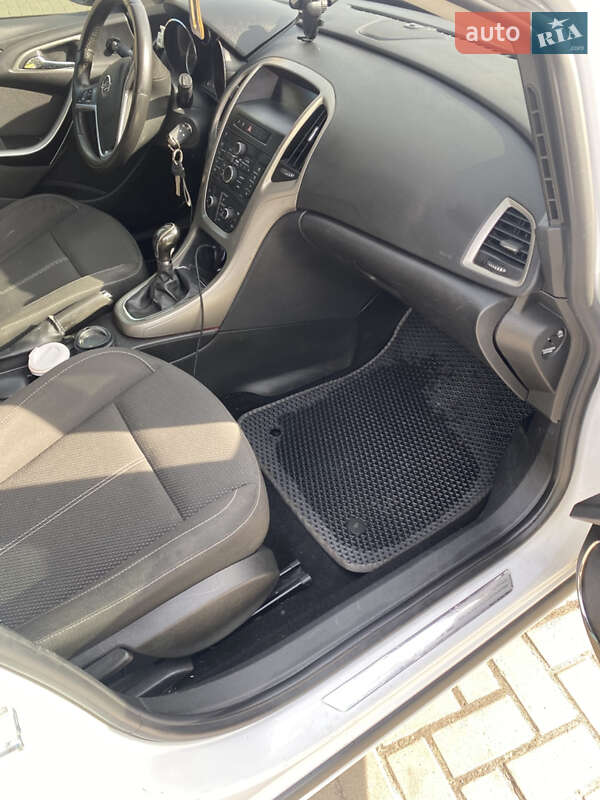 Хэтчбек Opel Astra 2010 в Мостиске