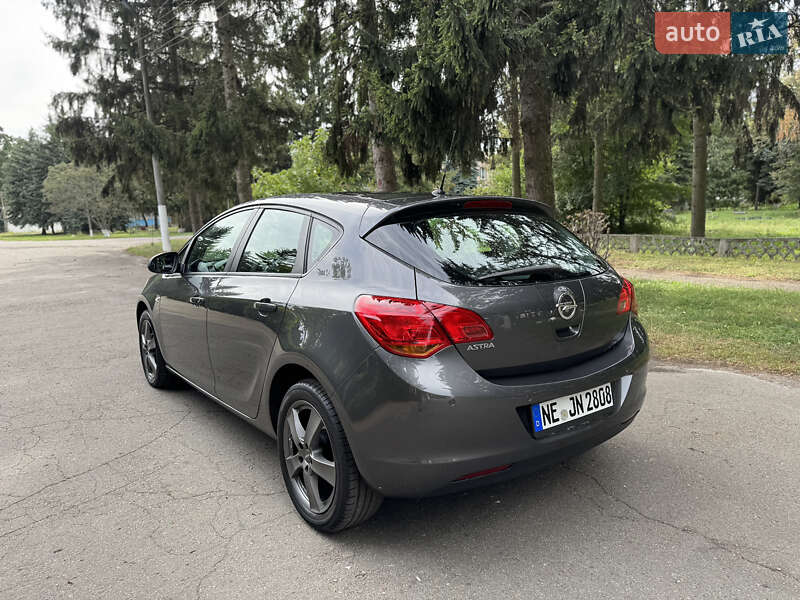 Хэтчбек Opel Astra 2010 в Умани