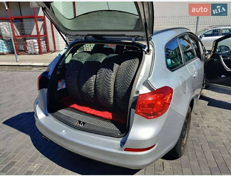 Универсал Opel Astra 2011 в Ровно