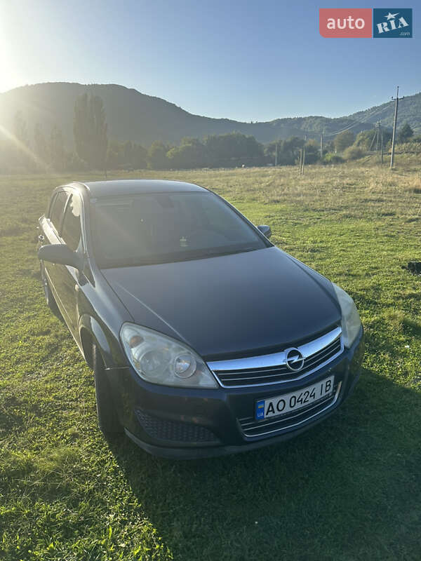Хэтчбек Opel Astra 2007 в Хусте