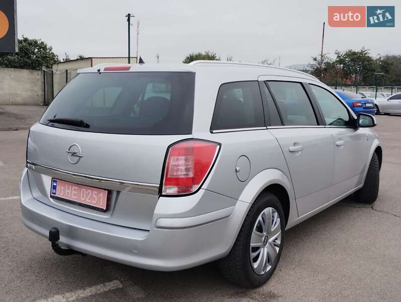 Универсал Opel Astra 2010 в Полтаве