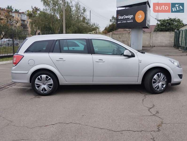 Универсал Opel Astra 2010 в Полтаве