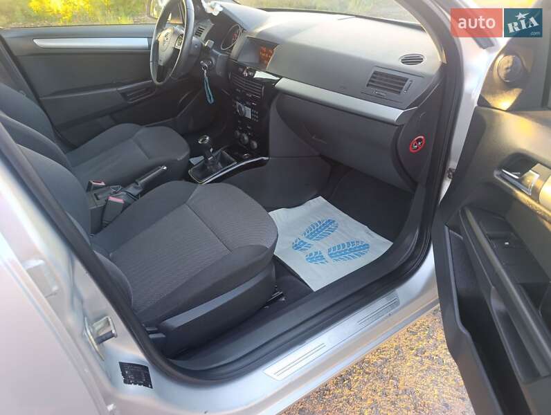 Универсал Opel Astra 2010 в Полтаве