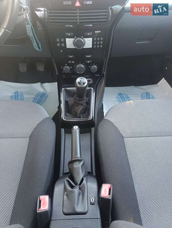 Универсал Opel Astra 2010 в Полтаве
