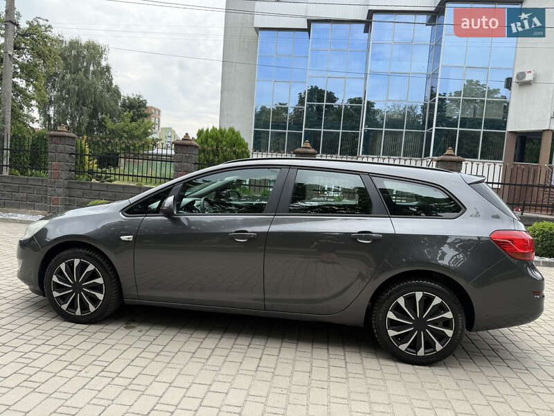 Универсал Opel Astra 2011 в Ровно
