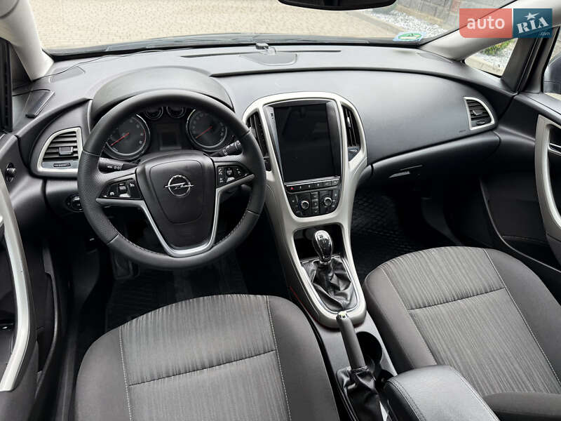 Универсал Opel Astra 2011 в Ровно