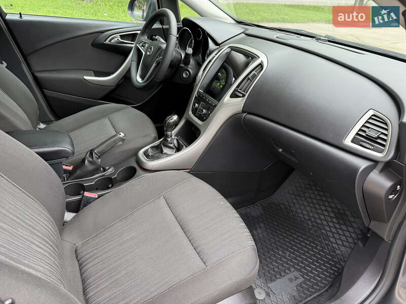 Универсал Opel Astra 2011 в Ровно