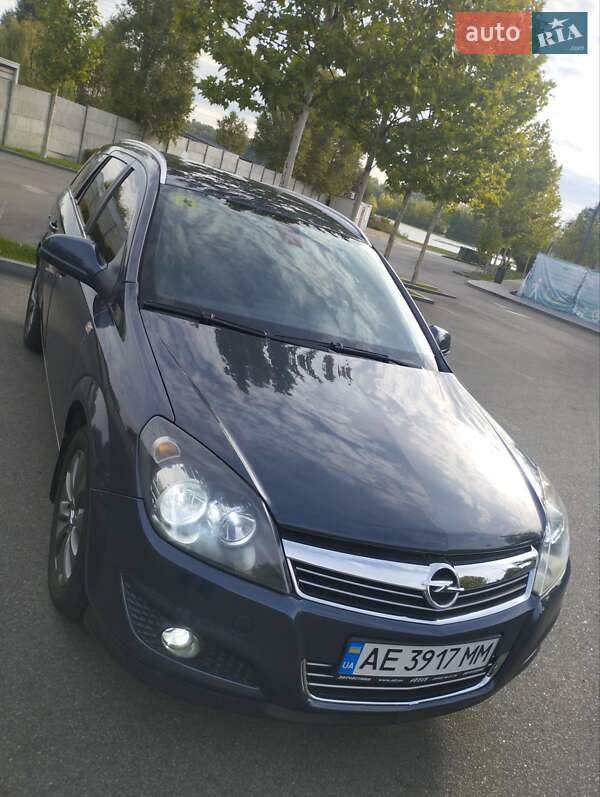 Универсал Opel Astra 2010 в Днепре