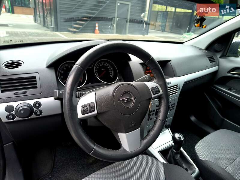 Хэтчбек Opel Astra 2009 в Звягеле