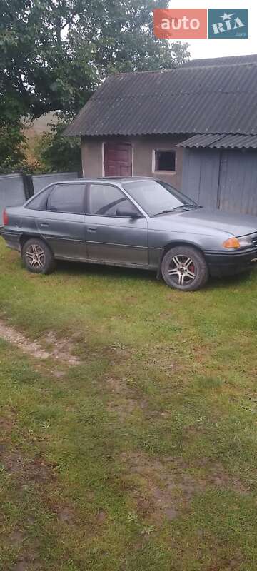 Седан Opel Astra 1992 в Монастыриске