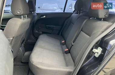 Хэтчбек Opel Astra 2005 в 