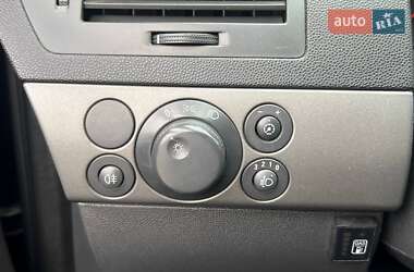 Хэтчбек Opel Astra 2005 в 