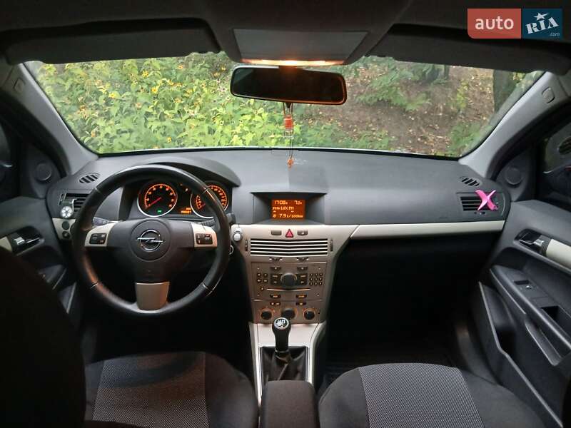 Хэтчбек Opel Astra 2007 в Обухове