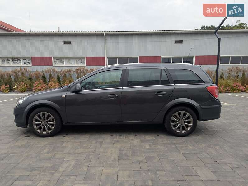 Универсал Opel Astra 2011 в Луцке
