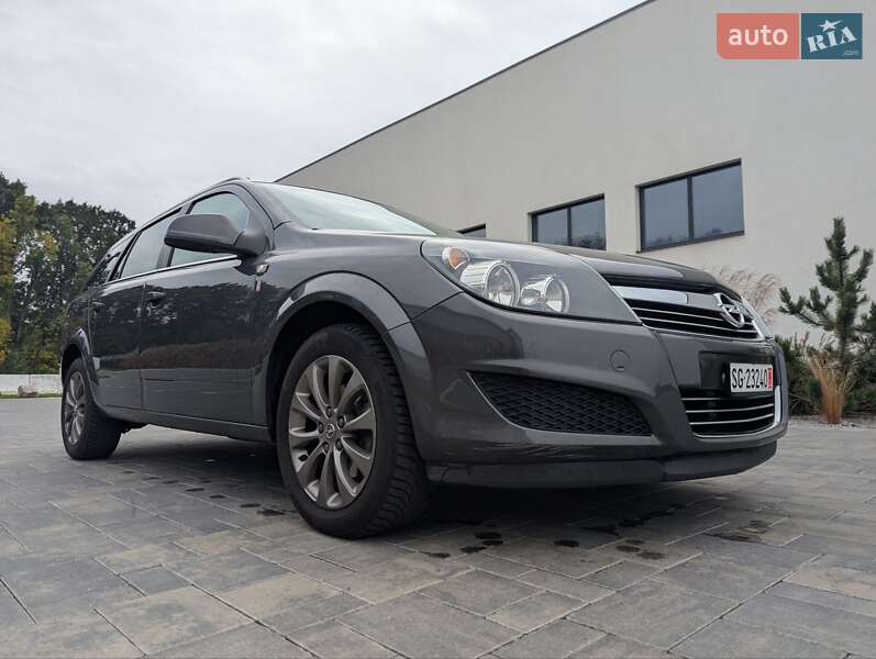 Универсал Opel Astra 2011 в Луцке
