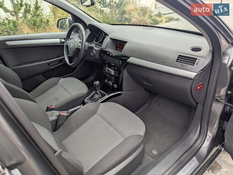 Универсал Opel Astra 2011 в Луцке