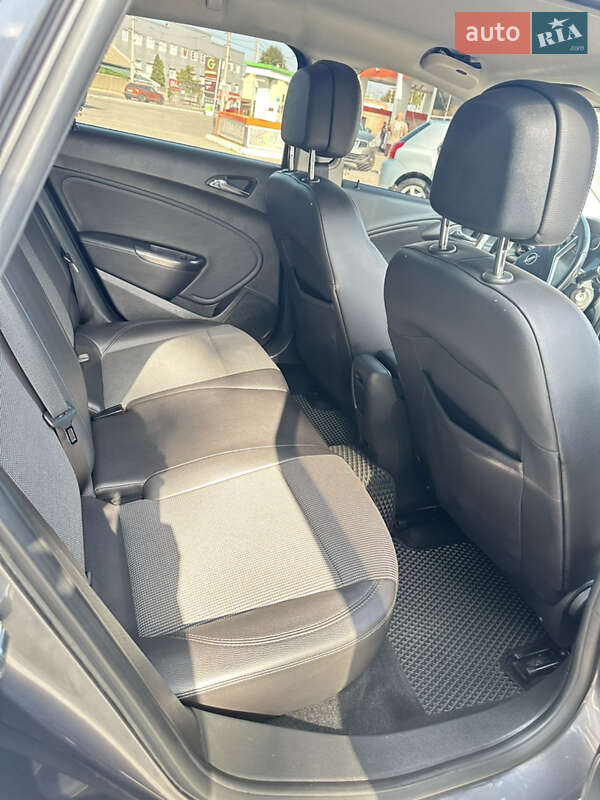 Универсал Opel Astra 2011 в Черновцах