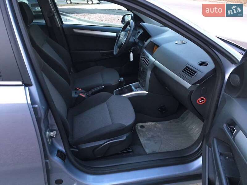 Универсал Opel Astra 2010 в Ровно