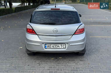Хэтчбек Opel Astra 2005 в 