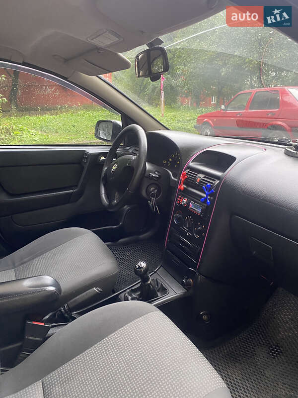 Седан Opel Astra 2005 в Ровно