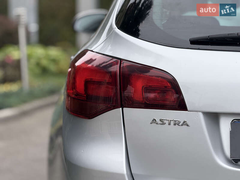 Универсал Opel Astra 2014 в Тернополе
