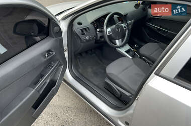 Хэтчбек Opel Astra 2013 в 
